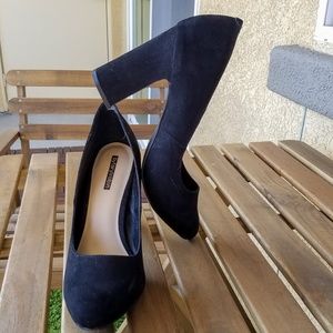FARYLROBIN BLACK ALMOND POINT PUMP